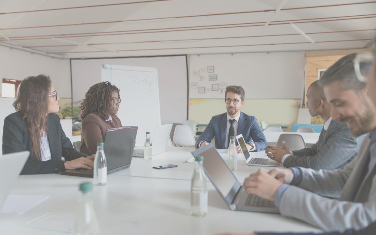 Finanzplanung und Budgetierung Lernmaterialien auf einem modernen Schreibtisch